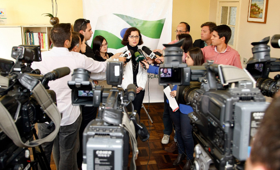 Professora Ana Seres apela por volta às aulas Em seu primeiro dia de trabalho à frente à Secretaria Estadual da Educação, a professora Ana Seres fez um apelo pela volta às aulas e disse que solicitou do Governo do Estado que os descontos das faltas nos salários dos professores só sejam rediscutidos a partir da folha de junho.