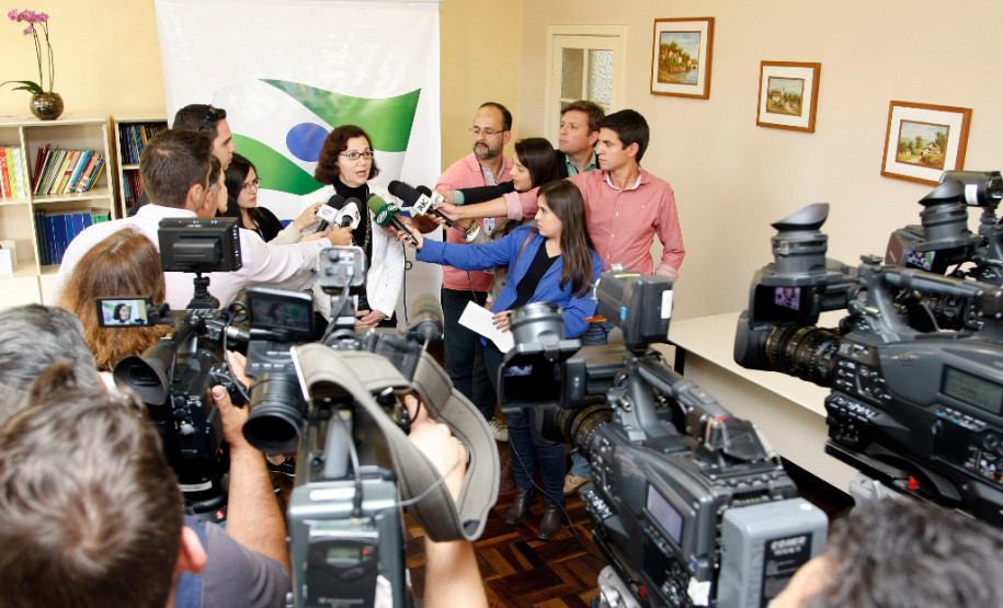 Professora Ana Seres apela por volta às aulas Em seu primeiro dia de trabalho à frente à Secretaria Estadual da Educação, a professora Ana Seres fez um apelo pela volta às aulas e disse que solicitou do Governo do Estado que os descontos das faltas nos salários dos professores só sejam rediscutidos a partir da folha de junho.