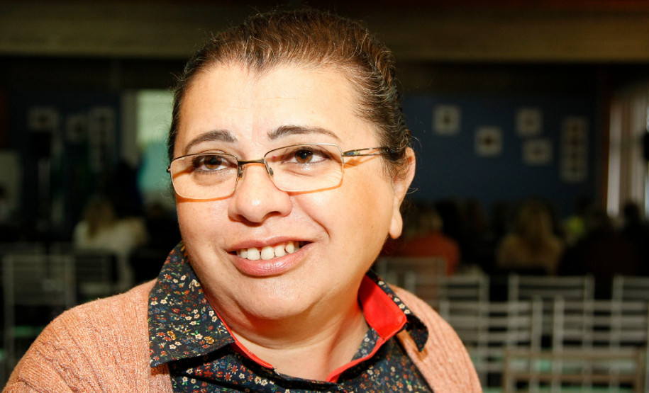 Os coordenadores pedagógicos dos 32 Núcleos Regionais de Educação se reúnem em Curitiba, nesta quinta-feira (7) e sexta-feira (8), para receber orientações sobre as propostas do Minha Escola Tem Ação (Meta). O objetivo do evento é fornecer subsídios para a efetivação do programa nas escolas da rede estadual de ensino ainda este ano. Na foto a coordenadora pedagógica da regional de Ponta Grossa, Rita de Cássia Soares.