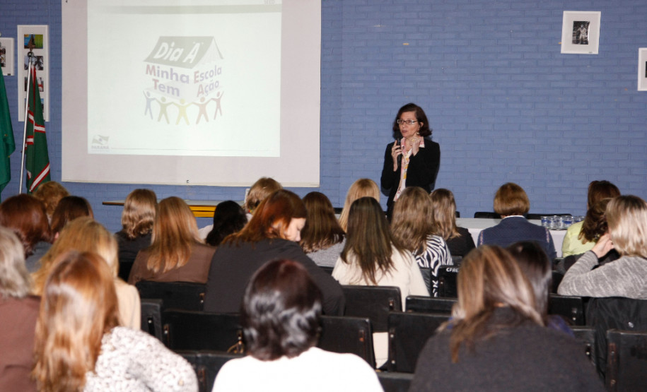 Os coordenadores pedagógicos dos 32 Núcleos Regionais de Educação se reúnem em Curitiba, nesta quinta-feira (7) e sexta-feira (8), para receber orientações sobre as propostas do Minha Escola Tem Ação (Meta). O objetivo do evento é fornecer subsídios para a efetivação do programa nas escolas da rede estadual de ensino ainda este ano.