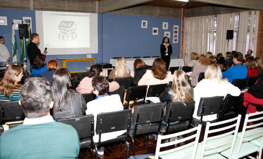Os coordenadores pedagógicos dos 32 Núcleos Regionais de Educação se reúnem em Curitiba, nesta quinta-feira (7) e sexta-feira (8), para receber orientações sobre as propostas do Minha Escola Tem Ação (Meta). O objetivo do evento é fornecer subsídios para a efetivação do programa nas escolas da rede estadual de ensino ainda este ano.