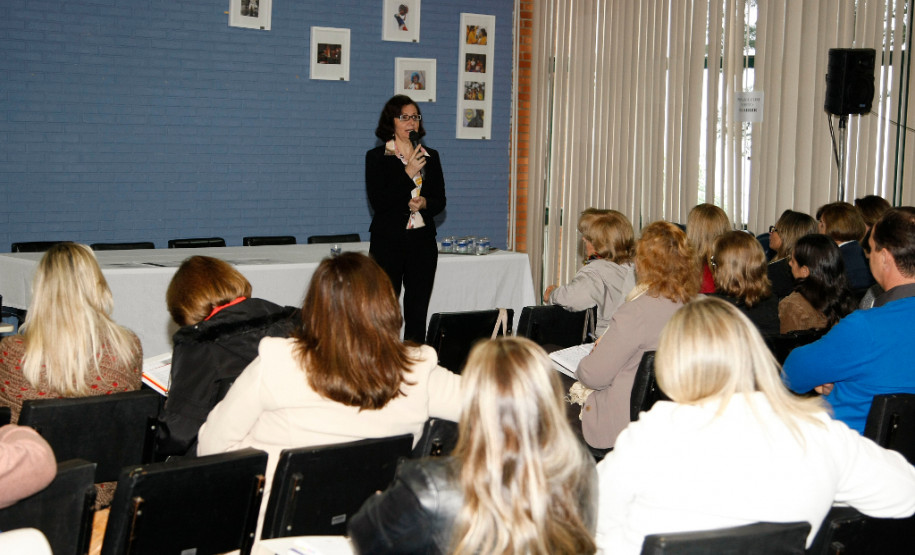 Os coordenadores pedagógicos dos 32 Núcleos Regionais de Educação se reúnem em Curitiba, nesta quinta-feira (7) e sexta-feira (8), para receber orientações sobre as propostas do Minha Escola Tem Ação (Meta). O objetivo do evento é fornecer subsídios para a efetivação do programa nas escolas da rede estadual de ensino ainda este ano.