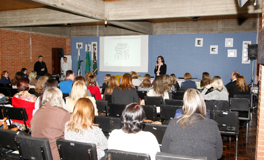 Os coordenadores pedagógicos dos 32 Núcleos Regionais de Educação se reúnem em Curitiba, nesta quinta-feira (7) e sexta-feira (8), para receber orientações sobre as propostas do Minha Escola Tem Ação (Meta). O objetivo do evento é fornecer subsídios para a efetivação do programa nas escolas da rede estadual de ensino ainda este ano.