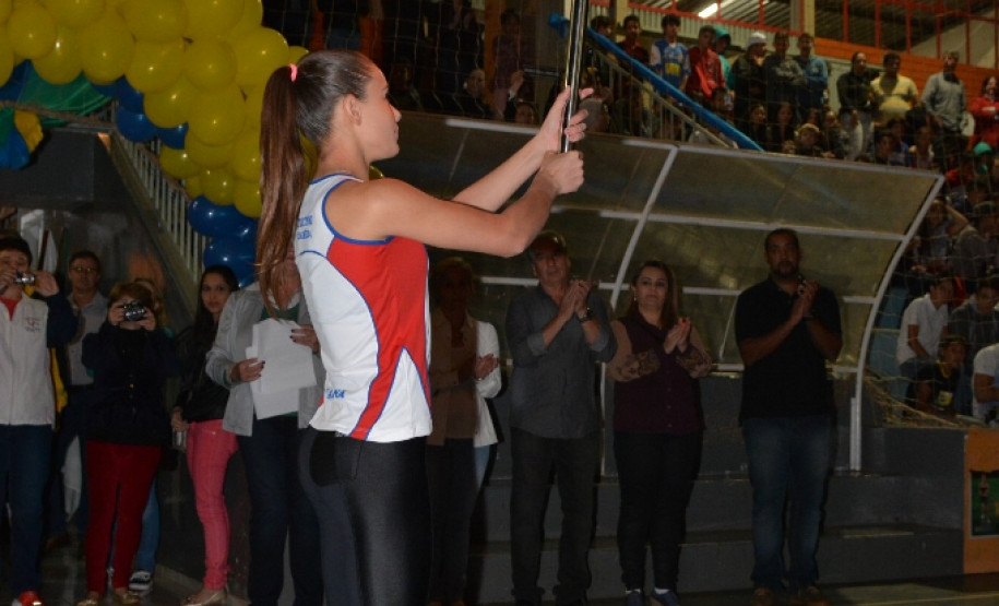 Estudantes de várias regiões do Estado disputam até quinta-feira (14) a primeira fase regional dos Jogos Escolares do Paraná (JEPs) nas modalidades atletismo, basquetebol, futsal, handebol, tênis de mesa, voleibol e xadrez. Na foto, delegação de Corbélia.