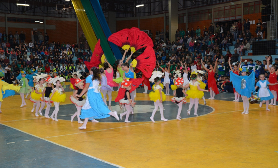 Estudantes de várias regiões do Estado disputam até quinta-feira (14) a primeira fase regional dos Jogos Escolares do Paraná (JEPs) nas modalidades atletismo, basquetebol, futsal, handebol, tênis de mesa, voleibol e xadrez. Na foto, delegação de Corbélia.