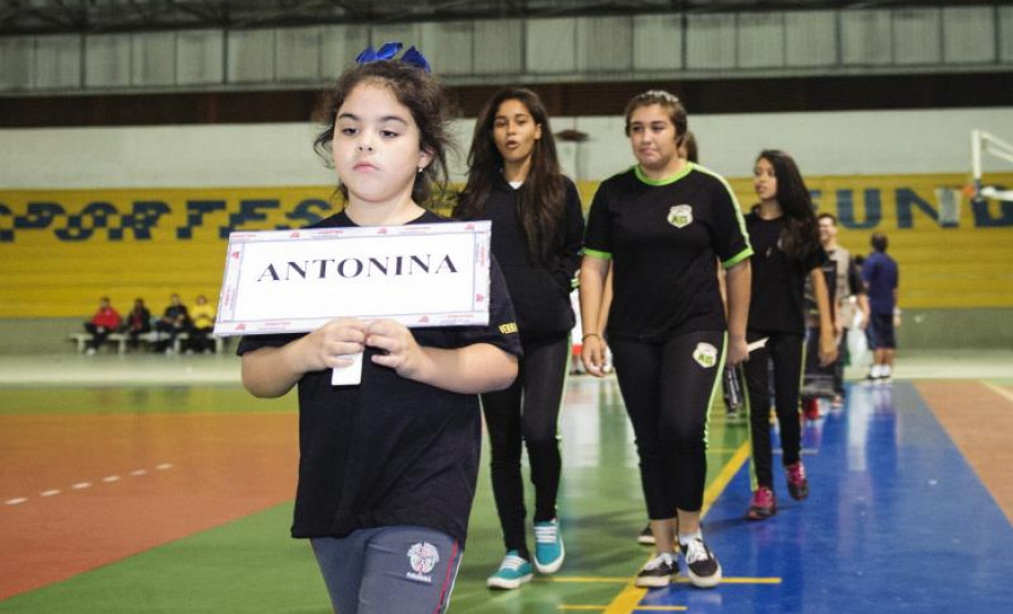 Estudantes de várias regiões do Estado disputam até quinta-feira (14) a primeira fase regional dos Jogos Escolares do Paraná (JEPs) nas modalidades atletismo, basquetebol, futsal, handebol, tênis de mesa, voleibol e xadrez. Na foto, delegação de Paranaguá.