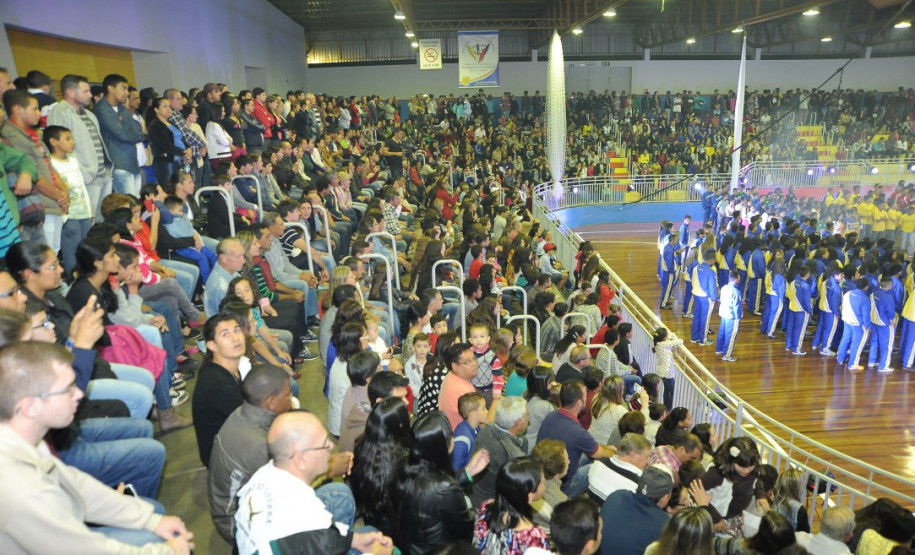 Estudantes de várias regiões do Estado disputam até quinta-feira (14) a primeira fase regional dos Jogos Escolares do Paraná (JEPs) nas modalidades atletismo, basquetebol, futsal, handebol, tênis de mesa, voleibol e xadrez. Na foto, delegação de Terra Boa.