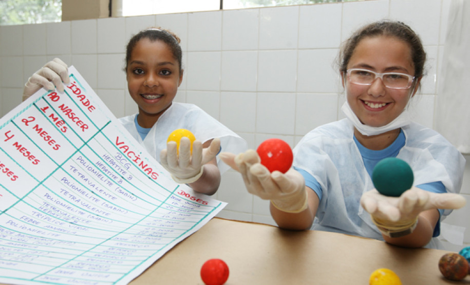 Atividade proporcionou aos alunos oportunidade de realizarem pesquisas e orientarem visitantes sobre o combate a epidemias.