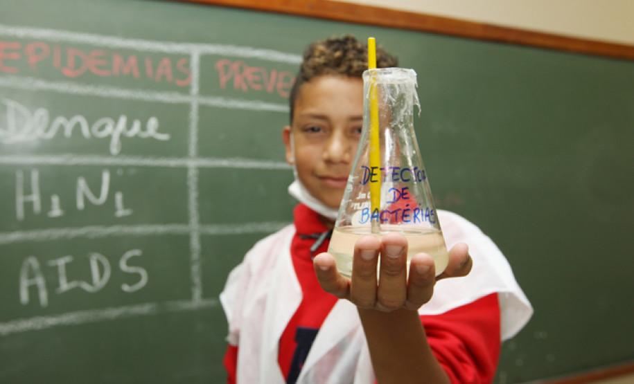 Atividade proporcionou aos alunos oportunidade de realizarem pesquisas e orientarem visitantes sobre o combate a epidemias.