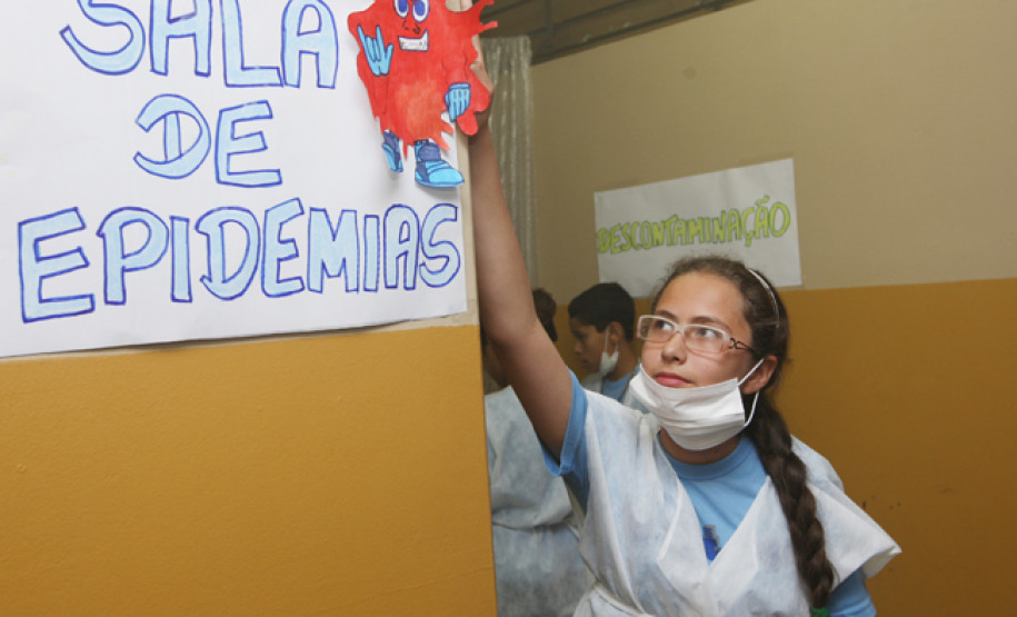Atividade proporcionou aos alunos oportunidade de realizarem pesquisas e orientarem visitantes sobre o combate a epidemias.