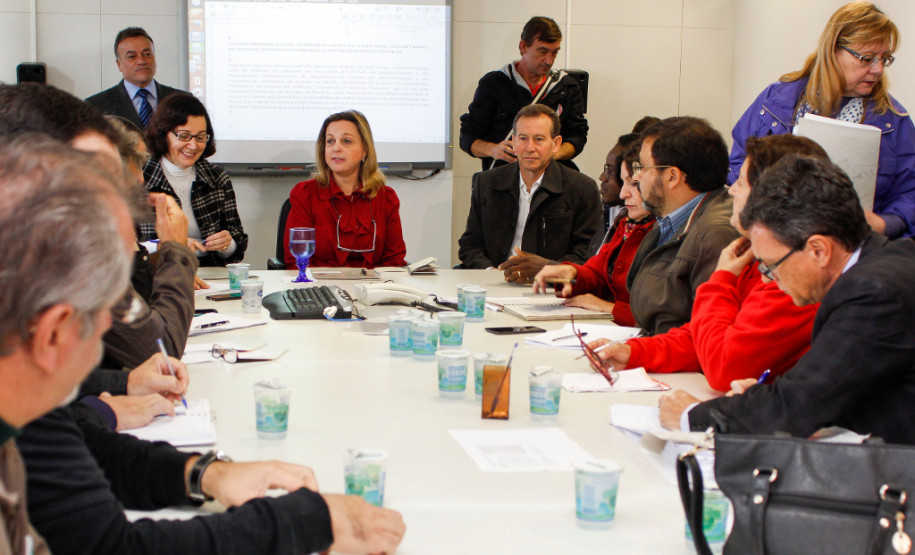 Reunião entre a secretária da Administração e Previdência, Dinorah Nogara e representantes da APP Sindicato, sobre a data base dos professores. Curitiba, 12/05/2015.