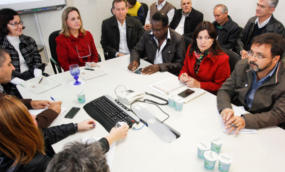 Reunião entre a secretária da Administração e Previdência, Dinorah Nogara e representantes da APP Sindicato, sobre a data base dos professores. Curitiba, 12/05/2015.