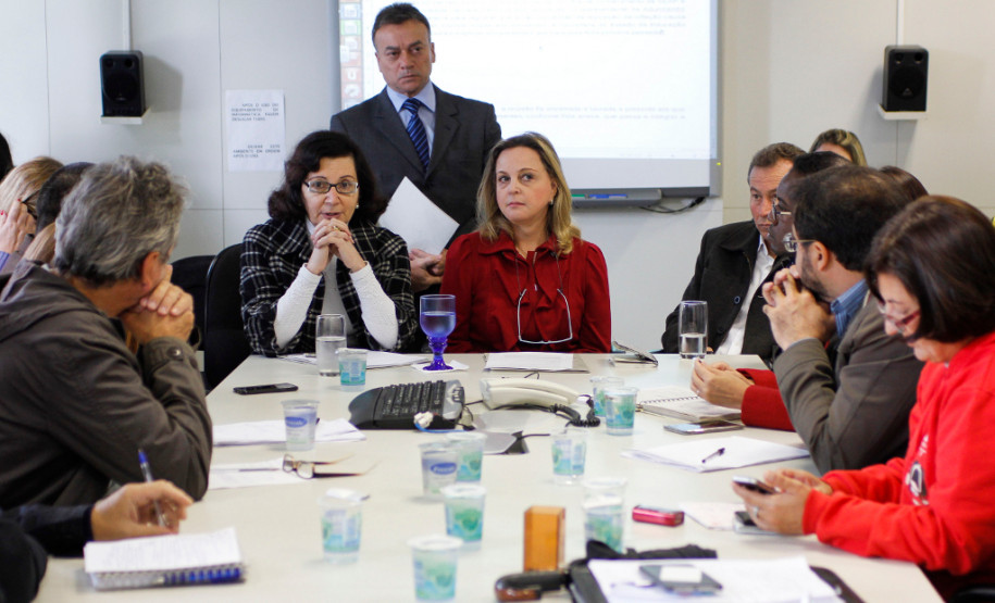 Reunião entre a secretária da Administração e Previdência, Dinorah Nogara e representantes da APP Sindicato, sobre a data base dos professores. Curitiba, 12/05/2015.