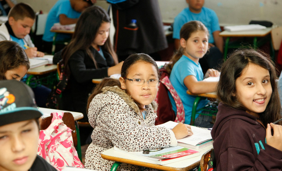 Estudantes comemoram o retorno às aulas em Piraquara Os 752 estudantes do Colégio Estadual Vila Macedo, em Piraquara, na Região Metropolitana de Curitiba, voltaram à rotina de estudos. Desde a última sexta-feira (8) a escola retornou às atividades pedagógicas em respeito ao direito dos estudantes a terem aulas.