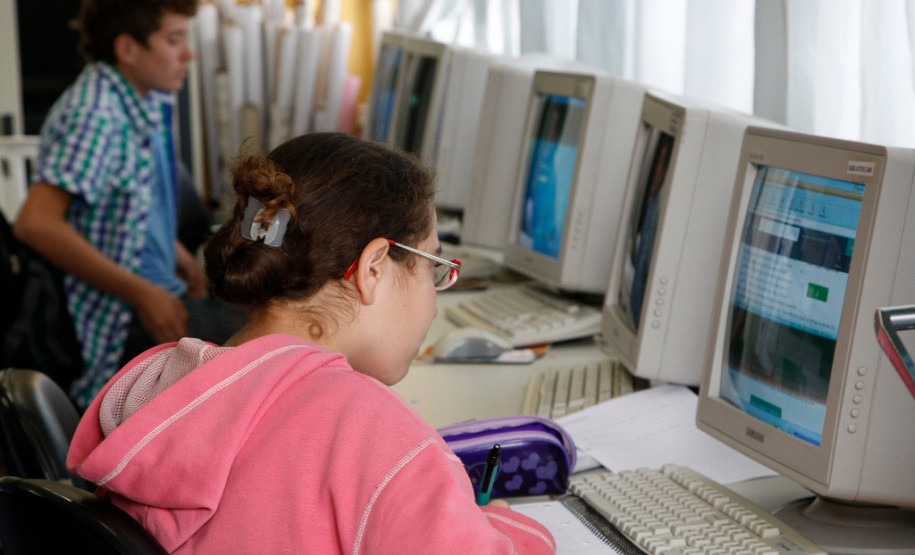 Estudantes comemoram o retorno às aulas em Piraquara Os 752 estudantes do Colégio Estadual Vila Macedo, em Piraquara, na Região Metropolitana de Curitiba, voltaram à rotina de estudos. Desde a última sexta-feira (8) a escola retornou às atividades pedagógicas em respeito ao direito dos estudantes a terem aulas.
