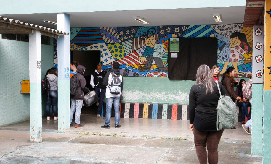 Estudantes comemoram o retorno às aulas em Piraquara Os 752 estudantes do Colégio Estadual Vila Macedo, em Piraquara, na Região Metropolitana de Curitiba, voltaram à rotina de estudos. Desde a última sexta-feira (8) a escola retornou às atividades pedagógicas em respeito ao direito dos estudantes a terem aulas.