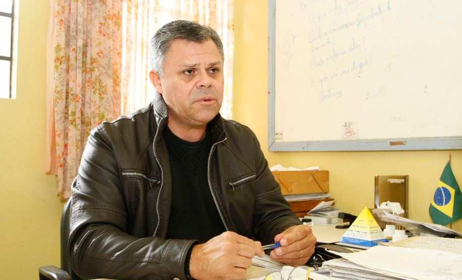 Estudantes comemoram o retorno às aulas em Piraquara O retorno às aulas no Colégio Vila Macedo não agradou a todos