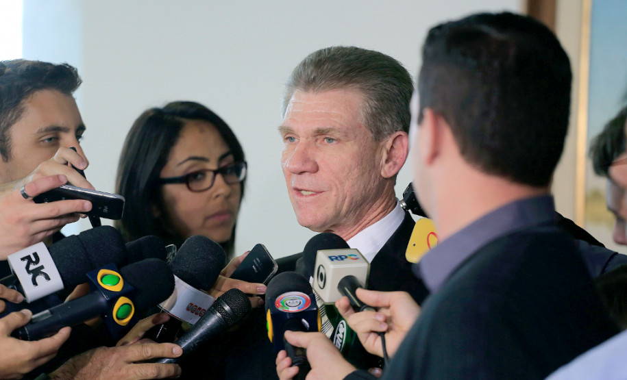 90% dos recursos arrecadados são para pagar servidores Isso representa, neste momento, que para cada R$ 10,00 arrecadados, o Estado gasta R$ 9,00 com o funcionalismo.