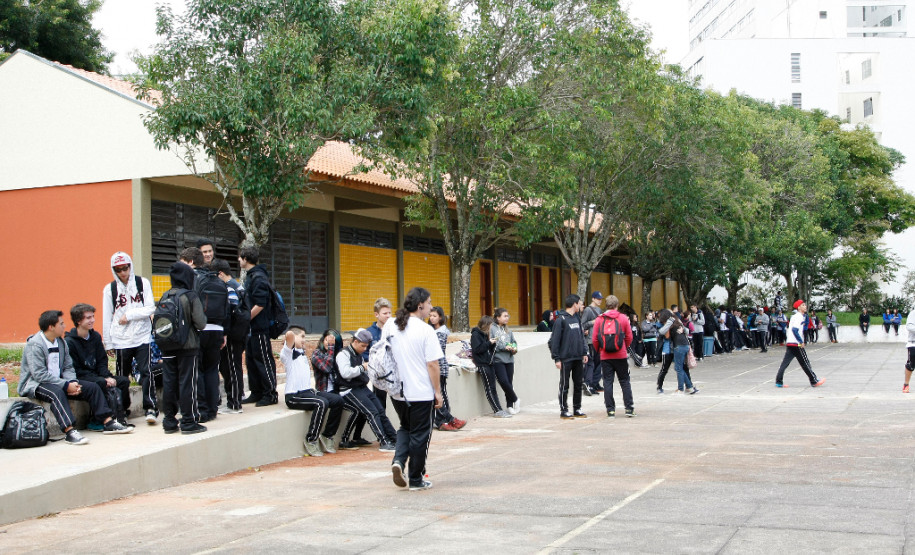 Calendário será adaptado à realidade de cada região A Secretaria da Educação ouvirá todos os Núcleos Regionais de Educação para elaborar os calendários de reposição de aulas após o fim da greve.