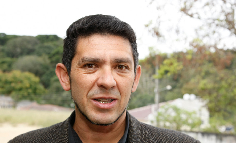 Nesta quinta-feira, cerca de 45% das 2,1 mil escolas da rede estadual de ensino funcionaram, total ou parcialmente. Uma delas é a Escola Estadual Professora Rosa Frederica Johnson, em Almirante Tamandaré, na Região Metropolitana de Curitiba. As aulas não foram interrompidas pela greve dos professores da rede estadual de ensino. Mais de 530 alunos do ensino fundamental continuam estudando normalmente na escola. na foto o diretor Alci Fonseca Romero.