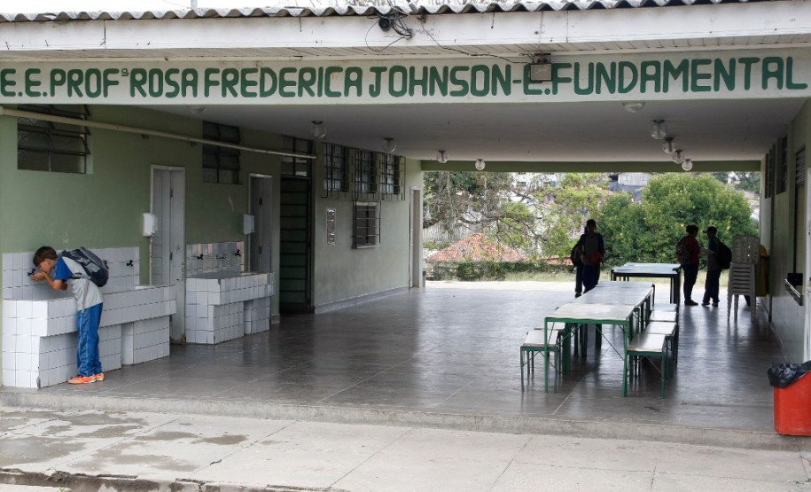 Nesta quinta-feira, cerca de 45% das 2,1 mil escolas da rede estadual de ensino funcionaram, total ou parcialmente. Uma delas é a Escola Estadual Professora Rosa Frederica Johnson, em Almirante Tamandaré, na Região Metropolitana de Curitiba. As aulas não foram interrompidas pela greve dos professores da rede estadual de ensino. Mais de 530 alunos do ensino fundamental continuam estudando normalmente na escola.