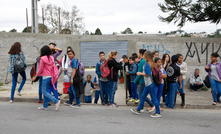 Nesta quinta-feira, cerca de 45% das 2,1 mil escolas da rede estadual de ensino funcionaram, total ou parcialmente. Uma delas é a Escola Estadual Professora Rosa Frederica Johnson, em Almirante Tamandaré, na Região Metropolitana de Curitiba. As aulas não foram interrompidas pela greve dos professores da rede estadual de ensino. Mais de 530 alunos do ensino fundamental continuam estudando normalmente na escola.