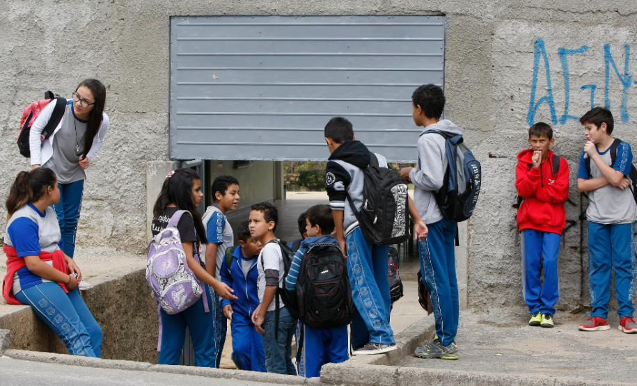 Nesta quinta-feira, cerca de 45% das 2,1 mil escolas da rede estadual de ensino funcionaram, total ou parcialmente. Uma delas é a Escola Estadual Professora Rosa Frederica Johnson, em Almirante Tamandaré, na Região Metropolitana de Curitiba. As aulas não foram interrompidas pela greve dos professores da rede estadual de ensino. Mais de 530 alunos do ensino fundamental continuam estudando normalmente na escola.