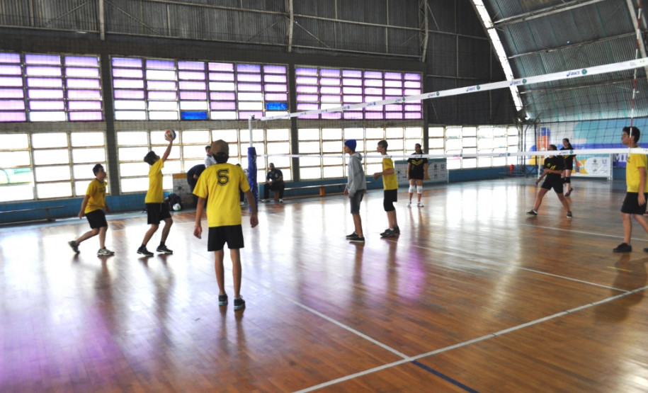 A fase regional da capital paranaense dos Jogos Escolares do Paraná, que começou no dia 18 de maio e segue até o dia 24 (domingo), contará com três mil participantes entre alunos (2.947) e profissionais envolvidos.