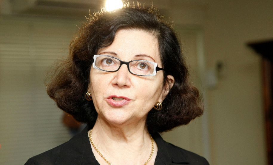 A secretária de Estado da Educação, professora Ana Seres, confirmou nesta segunda-feira (25/05) que o governo está processando o desconto em salário dos dias parados durante a greve dos professores. A secretária lamentou, ainda, as mobilizações do sindicato que representa a categoria em frente aos Núcleos Regionais de Educação (NREs), impedindo a entrada de funcionários e o andamento dos trabalhos, nesta manhã.