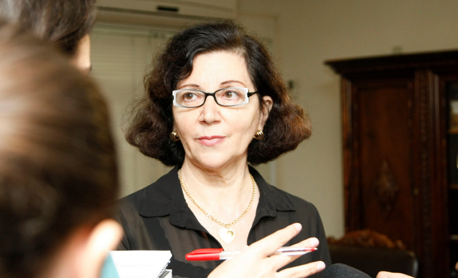 A secretária de Estado da Educação, professora Ana Seres, confirmou nesta segunda-feira (25/05) que o governo está processando o desconto em salário dos dias parados durante a greve dos professores. A secretária lamentou, ainda, as mobilizações do sindicato que representa a categoria em frente aos Núcleos Regionais de Educação (NREs), impedindo a entrada de funcionários e o andamento dos trabalhos, nesta manhã.