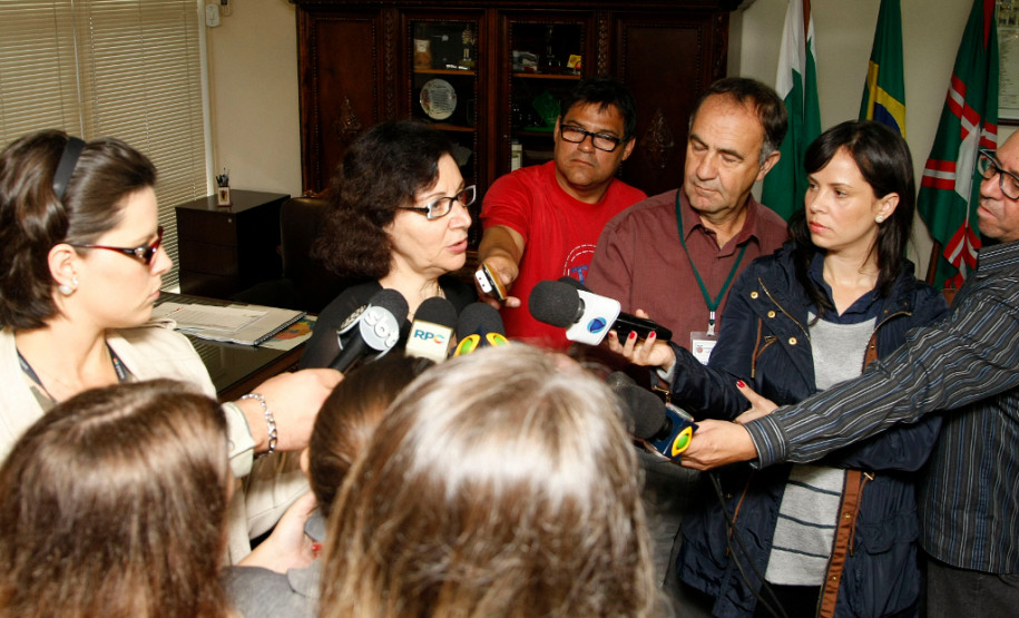 A secretária de Estado da Educação, professora Ana Seres, confirmou nesta segunda-feira (25/05) que o governo está processando o desconto em salário dos dias parados durante a greve dos professores. A secretária lamentou, ainda, as mobilizações do sindicato que representa a categoria em frente aos Núcleos Regionais de Educação (NREs), impedindo a entrada de funcionários e o andamento dos trabalhos, nesta manhã.