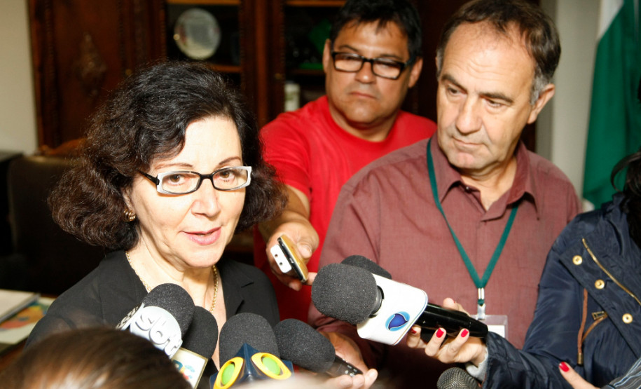A secretária de Estado da Educação, professora Ana Seres, confirmou nesta segunda-feira (25/05) que o governo está processando o desconto em salário dos dias parados durante a greve dos professores. A secretária lamentou, ainda, as mobilizações do sindicato que representa a categoria em frente aos Núcleos Regionais de Educação (NREs), impedindo a entrada de funcionários e o andamento dos trabalhos, nesta manhã.