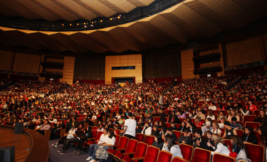 Escola Bolshoi do Brasil realiza apresentação exclusiva de balé para 2,4 mil alunos da rede pública em Curitiba.