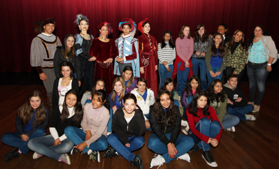 Escola Bolshoi do Brasil realiza apresentação exclusiva de balé para 2,4 mil alunos da rede pública em Curitiba.