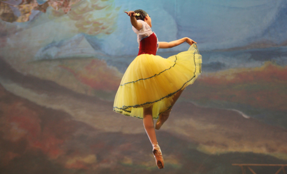 Escola Bolshoi do Brasil realiza apresentação exclusiva de balé para 2,4 mil alunos da rede pública em Curitiba.