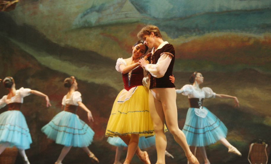 Escola Bolshoi do Brasil realiza apresentação exclusiva de balé para 2,4 mil alunos da rede pública em Curitiba.