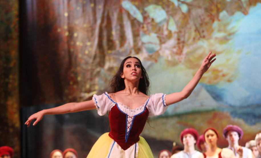 Escola Bolshoi do Brasil realiza apresentação exclusiva de balé para 2,4 mil alunos da rede pública em Curitiba.