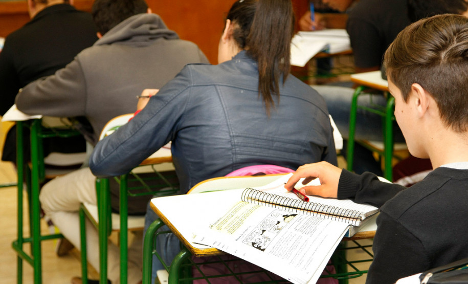 Além das que funcionam com aulas normalmente ou em parte, há casos de escolas que estão abertas, mas não há aula porque os alunos não vão ao colégio.