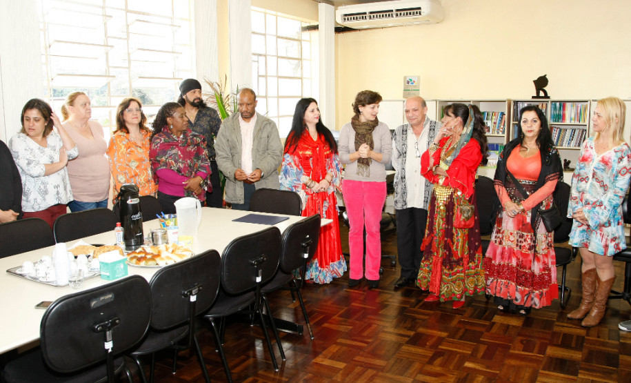 Primeira coordenação para educação cigana do Brasil A Secretaria de Estado da Educação do Paraná é a primeira pasta do País a ter uma coordenação especial para a educação cigana. O certificado de criação do órgão foi entregue a lideranças ciganas pela superintendente da Educação, Fabiana Campos, nesta quarta-feira (27), em Curitiba. A coordenação trabalhará para promover a inclusão cidadã e garantir o direito ao acesso à educação para as etnias Kalo e Romani.