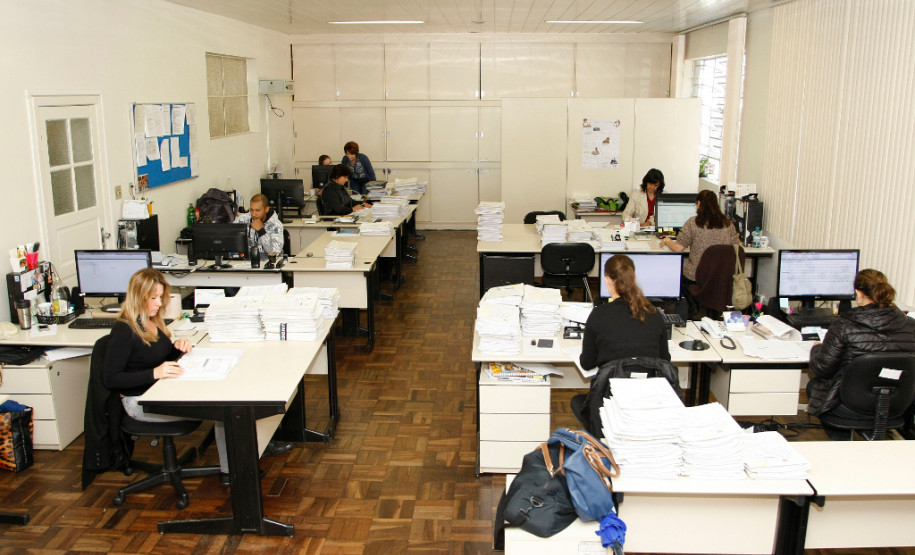 Equipe de prestação de contas da Coordenadoria de Apoio Financeiro à Rede Escolar.