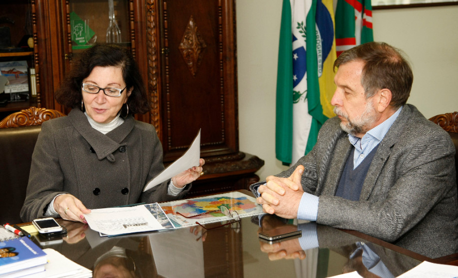 A secretária de Estado da Educação, professora Ana Seres, recebeu na tarde desta quinta-feira (28), na sede da SEED, na Vila Izabel, a visita do secretário de Estado para Assuntos Estratégicos, Flávio Arns.