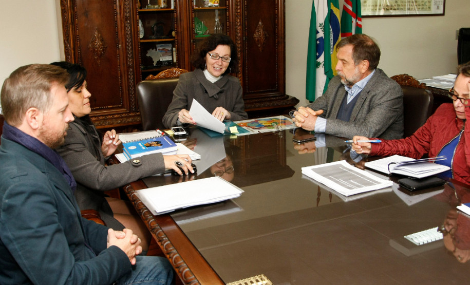 A secretária de Estado da Educação, professora Ana Seres, recebeu na tarde desta quinta-feira (28), na sede da SEED, na Vila Izabel, a visita do secretário de Estado para Assuntos Estratégicos, Flávio Arns.