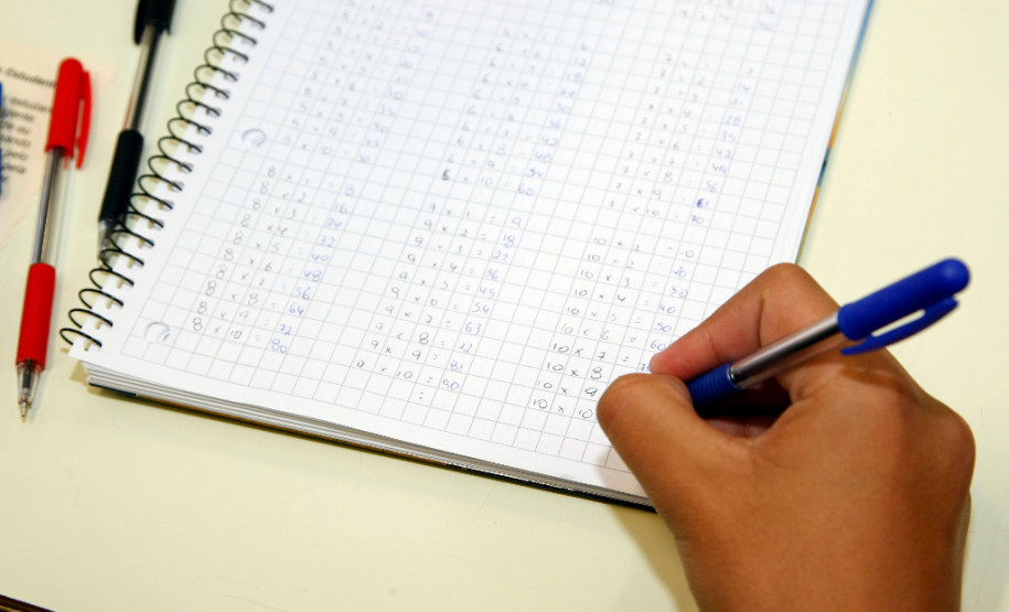 Cerca de 900 mil alunos da rede estadual estão inscritos nesta edição e precisam entrar nas escolas onde estão matriculados para fazer as provas.