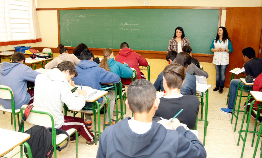 Salário na rede estadual é melhor do que nas particulares Dados do Ministério do Trabalho e Emprego (MTE) apontam que a remuneração média dos professores de ensino médio nas escolas particulares é de R$ 2.232,36.