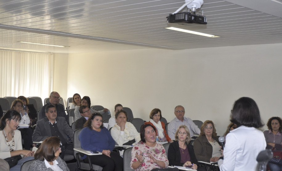 Secretária deixou claro a necessidade de reposição de aulas e cumprimento dos 200 dias letivos e 800 horas. Novos calendários devem ser entregues até o dia 19.