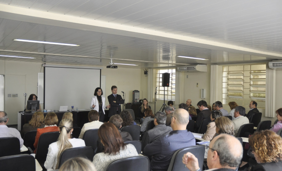 Secretária deixou claro a necessidade de reposição de aulas e cumprimento dos 200 dias letivos e 800 horas. Novos calendários devem ser entregues até o dia 19.