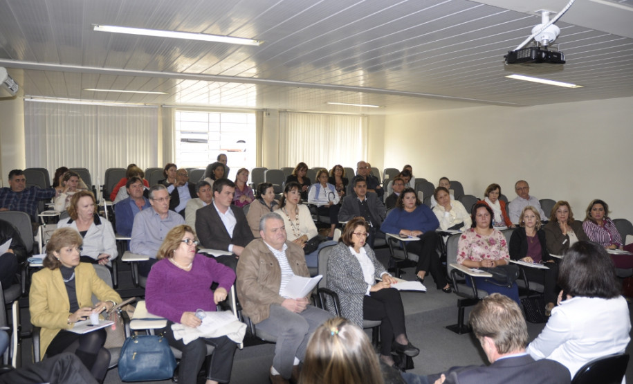 Secretária deixou claro a necessidade de reposição de aulas e cumprimento dos 200 dias letivos e 800 horas. Novos calendários devem ser entregues até o dia 19.