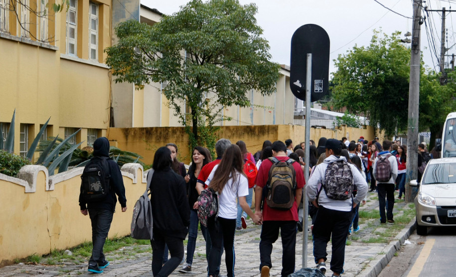 Professores da rede estadual de ensino decidiram em assembleia encerrar a paralisação que durou 29 dias letivos. Calendários de reposição começam a ser elaborados.
