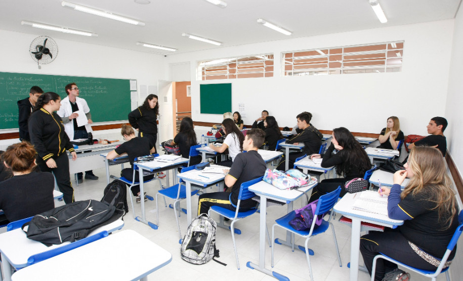 As que pararam nesta segunda mobilização terão que repor os conteúdos até fevereiro de 2016. Em alguns casos, comprometendo o recesso de julho do próximo ano.