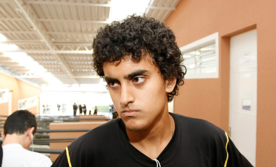 Colégio Estadual Yvone Pimentel, na foto o aluno Rodrigo Turra. 10-06-15.